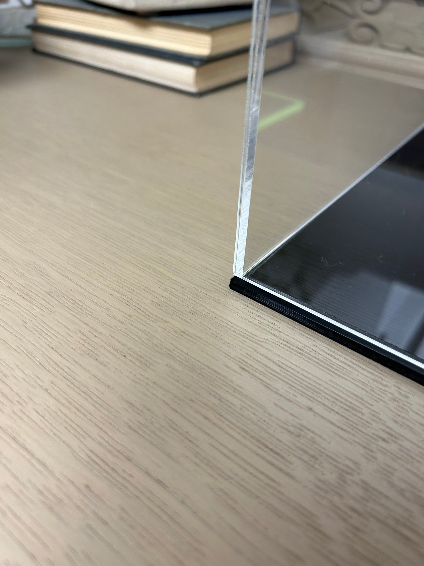 Caja de acrílico con base negra - Tamaño personalizado